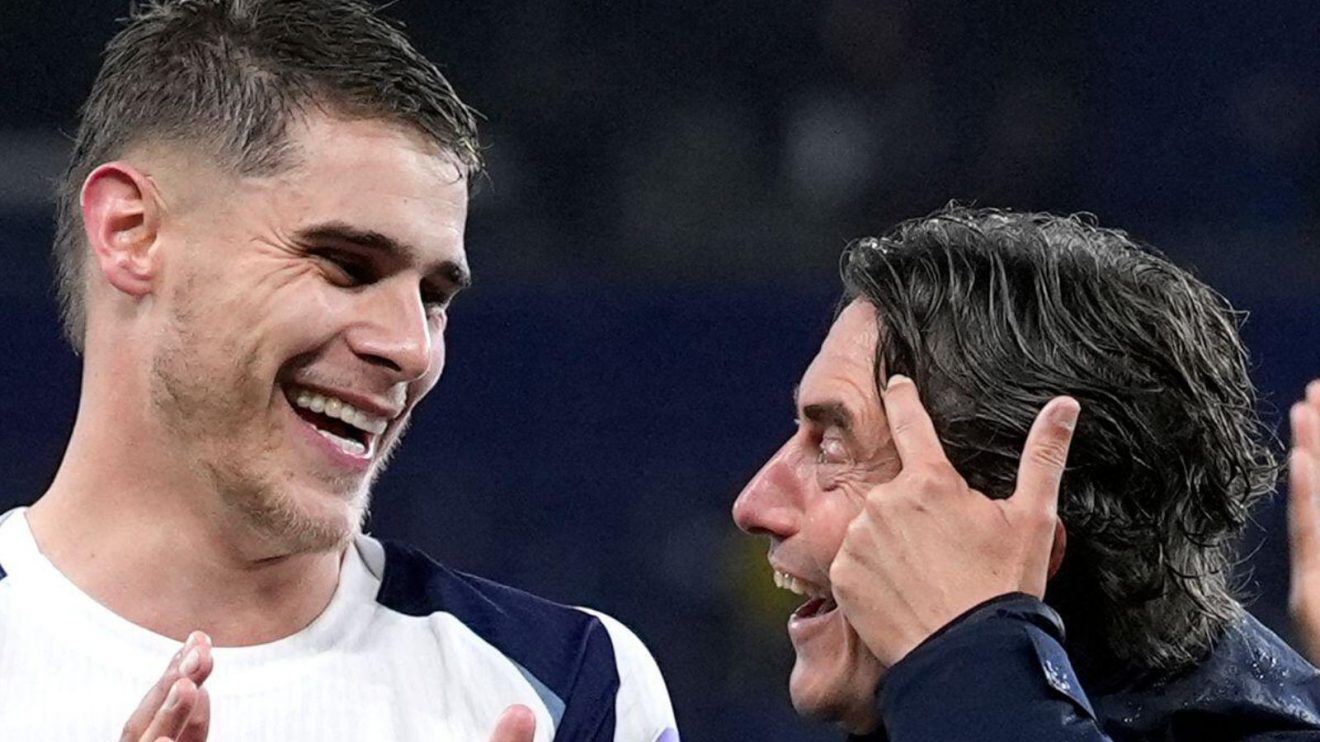 Spurs defender Micky van de Ven with coach Thomas Frank