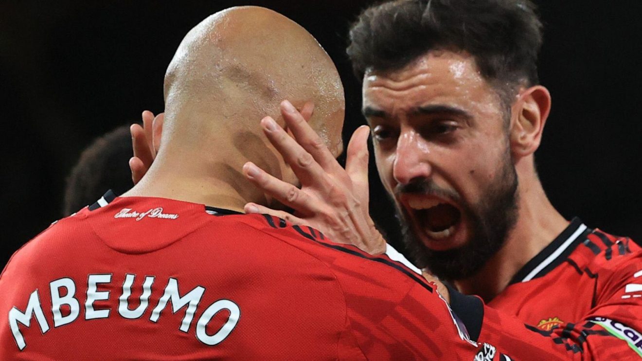 Manchester United players Bryan Mbeumo and Bruno Fernandes celebrate