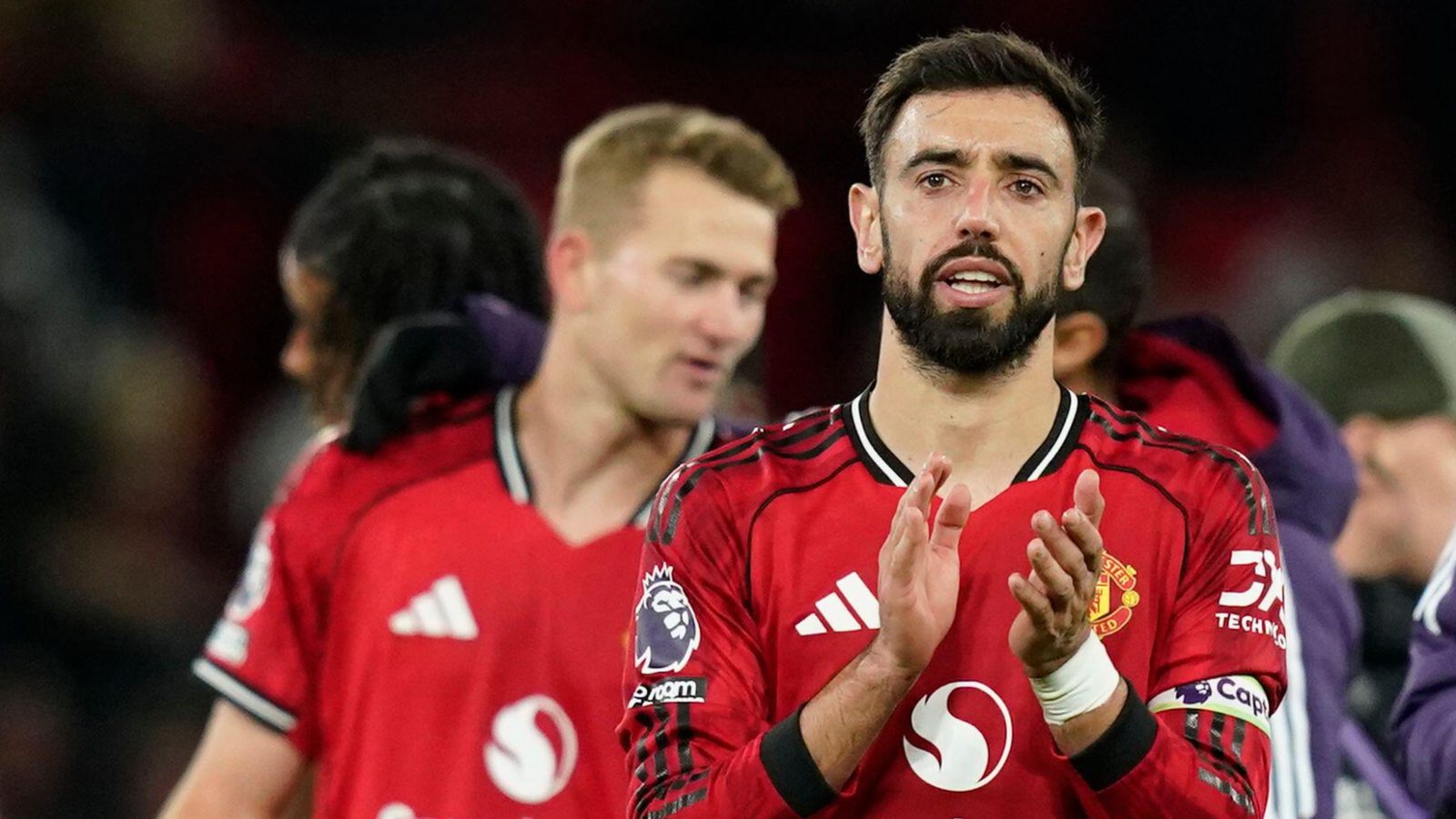 Are Man Utd still waiting for a Ruben Amorim win? 3 Bruno Fernandes and Man Utd celebrate