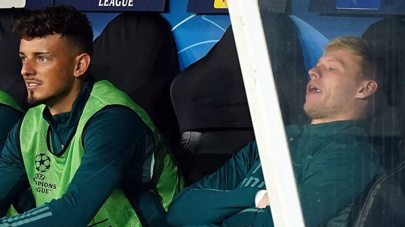 Benjamin White and Aaron Ramsdale on the Arsenal bench