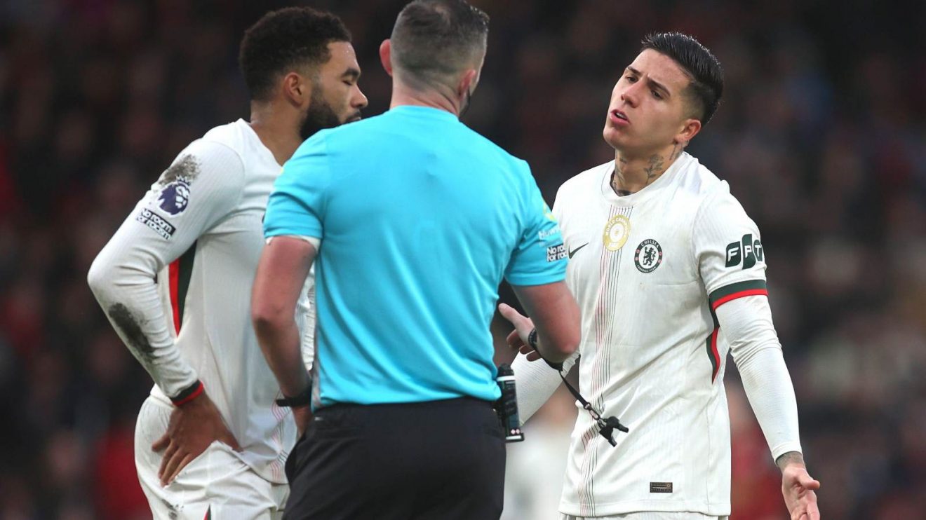 Chelsea players Enzo Fernandez and Reece James complain to the referee