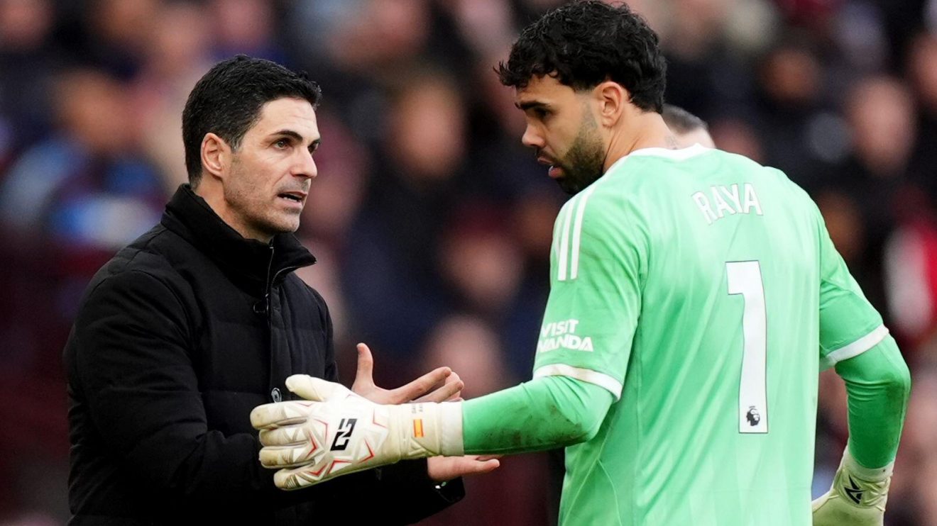 Integration supervisor Mikel Arteta talks to goalkeeper David Raya.