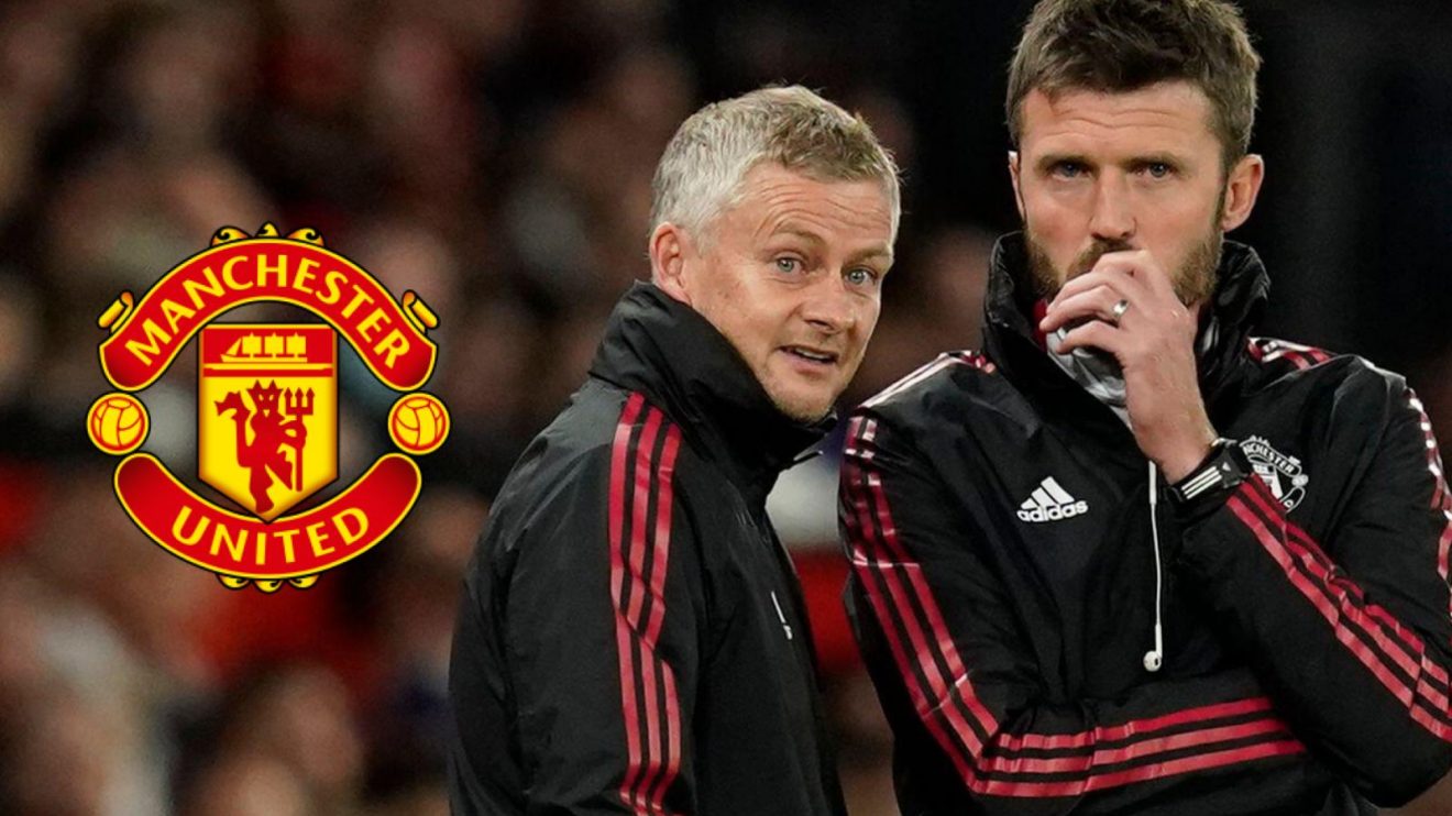 Ole Gunnar Solskjaer and Michael Carrick with the Man Utd badge