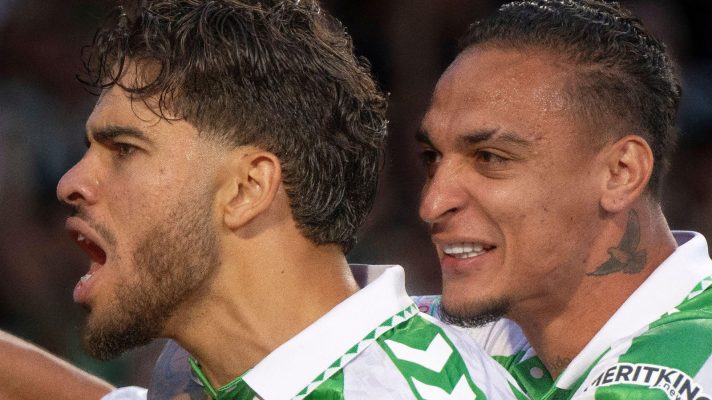 Abde Ezzalzouli celebrating in front of Real Betis fans whilst being hugged by Antony