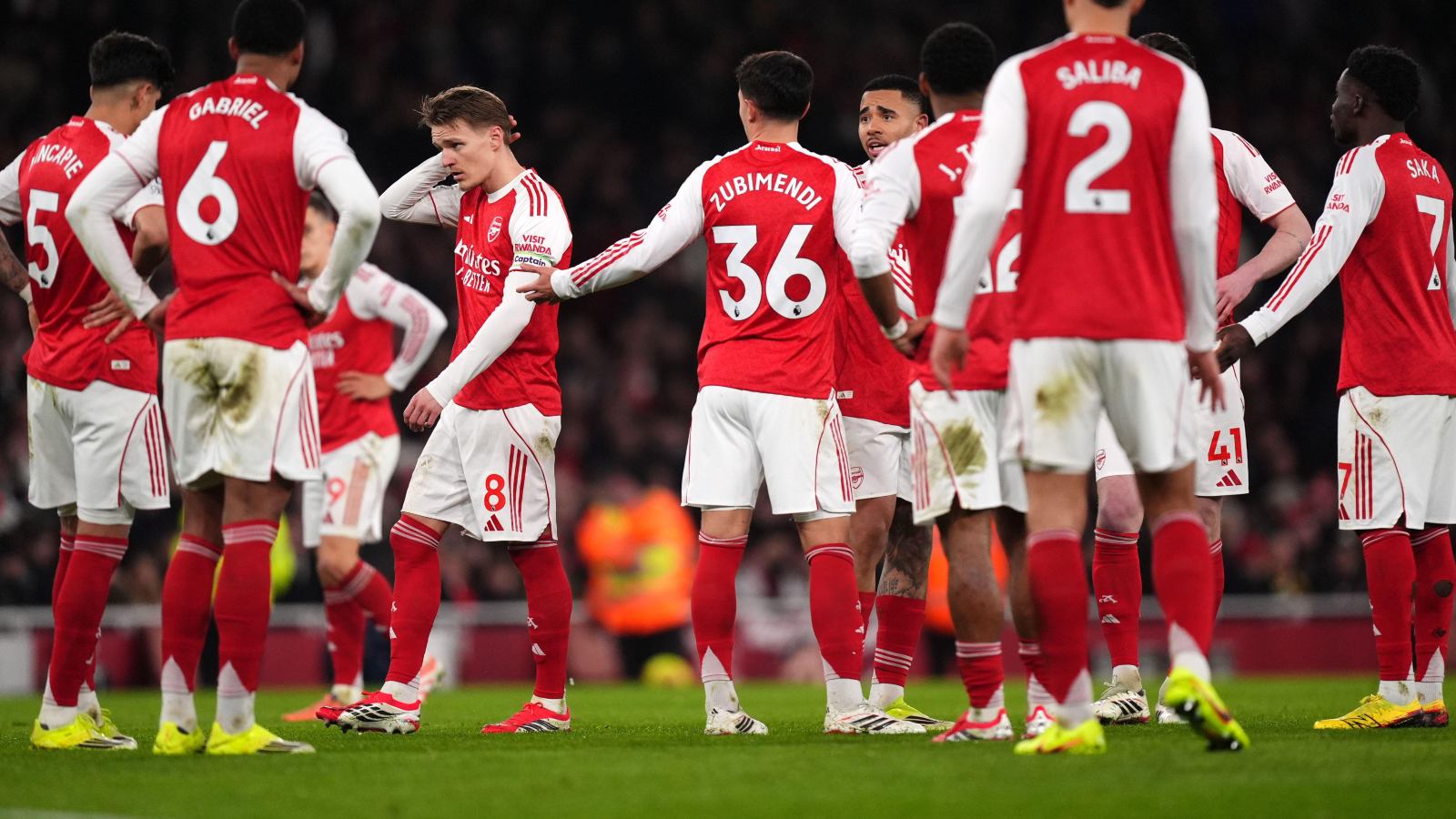 Arsenal bottling the Premier League title again as Man Utd exploit ...