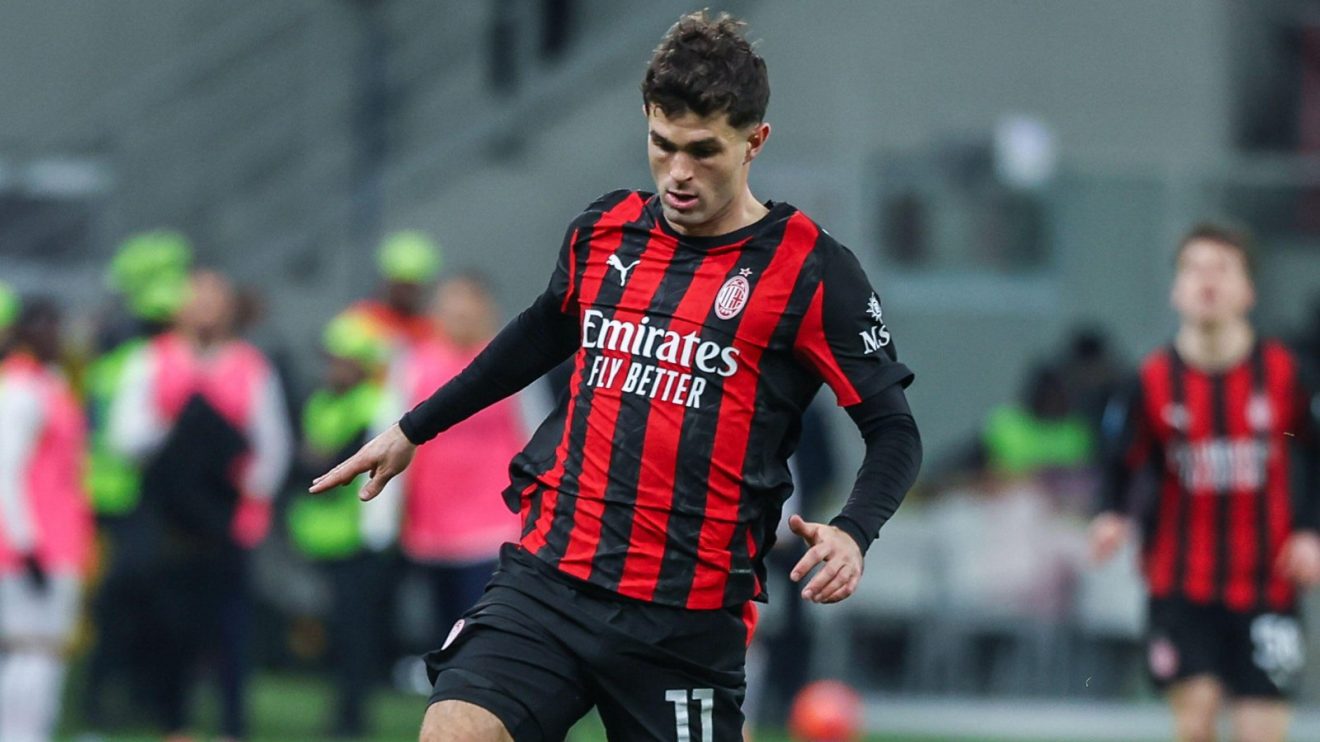 Christian Pulisic carries the ball for AC Milan