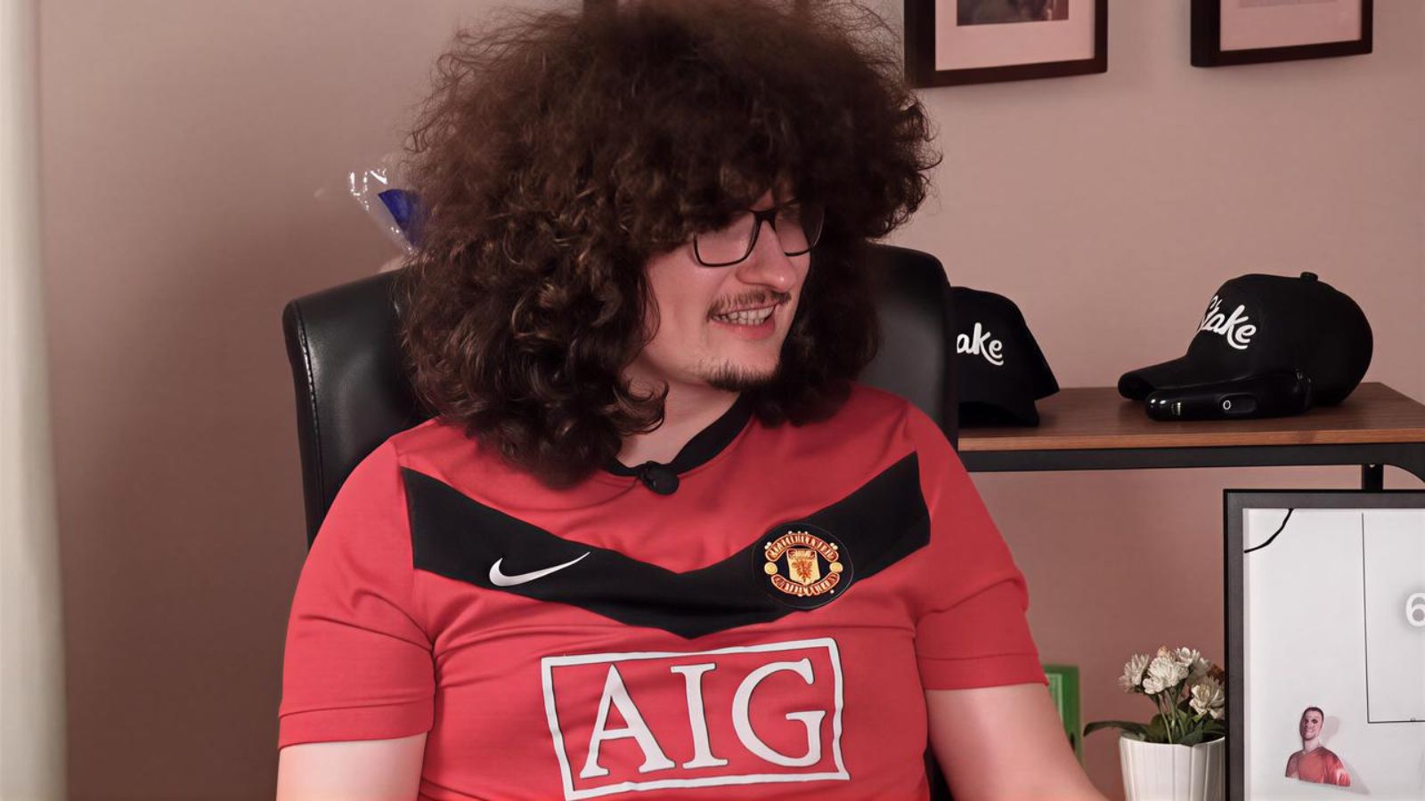 Man Utd hair boy defended; 'crack a smile"