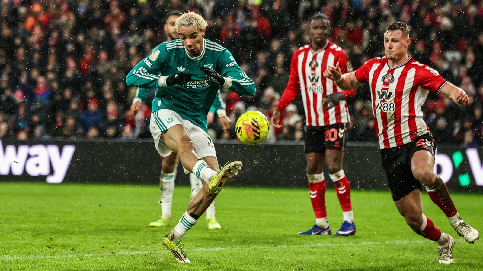 Hugo Ekitike frauding for Liverpool at Sunderland