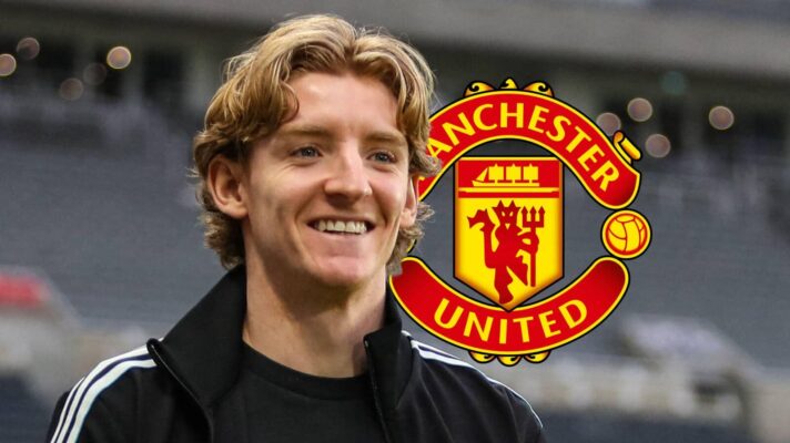 Newcastle United winger Anthony Gordon next to the Manchester United badge - copyright F365