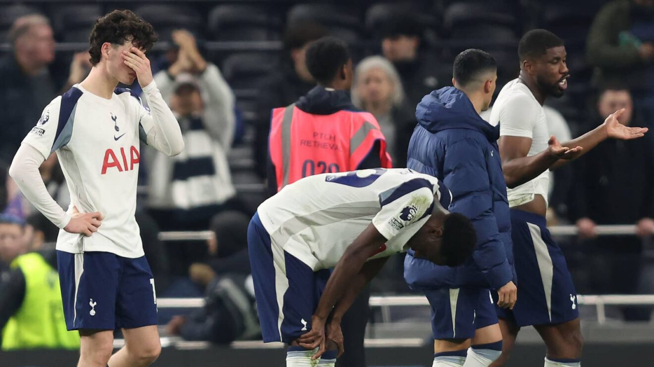 Demoralised Tottenham players after Palace loss
