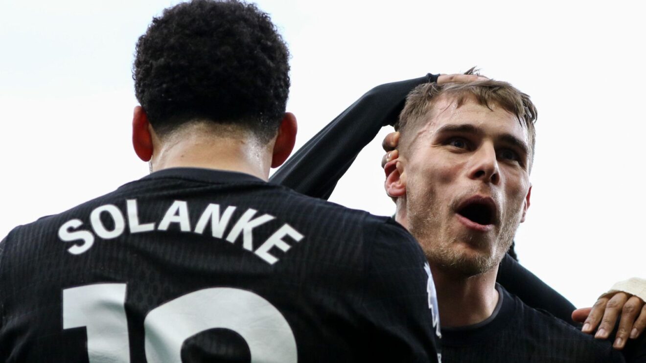 Micky van de Ven alongside Dominic Solanke.