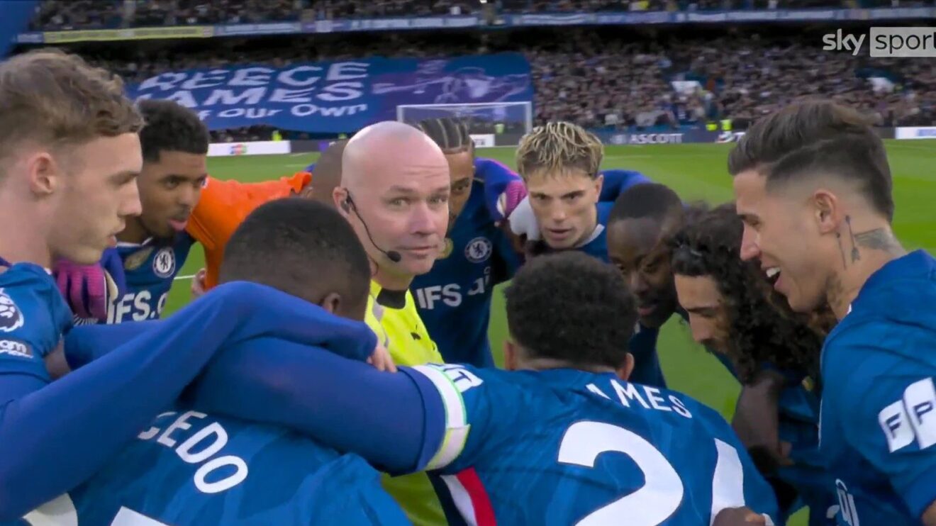 Chelsea huddle with Paul Tierney
