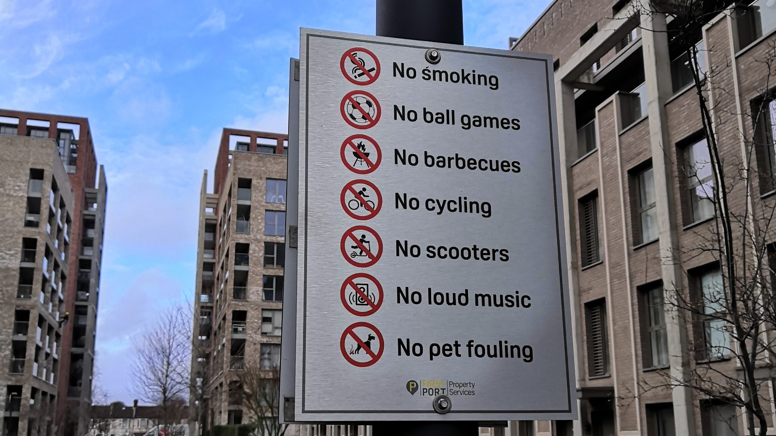 Nápis No Ball Games tam, kde ležalo staré ihrisko Boleyn Ground.