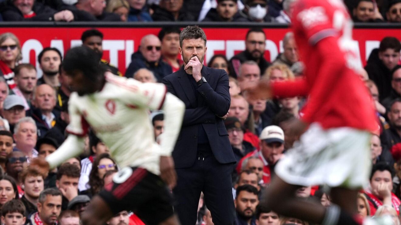 Michael Carrick looks on during Man Utd vs Liverpool