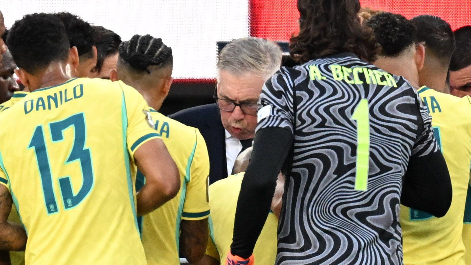 À medida que surgiram questões sobre a ligação de Ancelotti ao Chelsea, o brasileiro foi exposto a um alvo chamativo de transferência para o Arsenal. À medida que surgiram questões sobre a ligação de Ancelotti ao Chelsea, o brasileiro foi exposto a um alvo chamativo de transferência para o Arsenal.