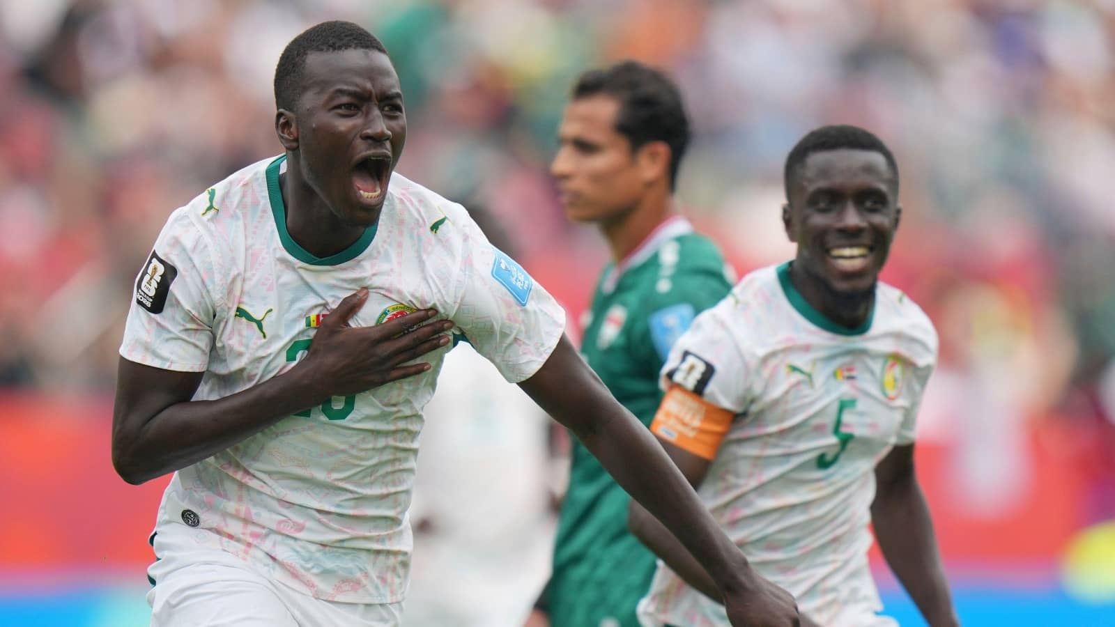 O Senegal completou com sucesso o Grupo I ao derrotar o Iraque de 10 homens.