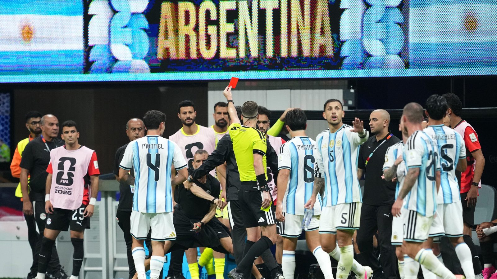 Árbitros da Copa do Mundo não podem ser influenciados “nem mesmo por Infantino”