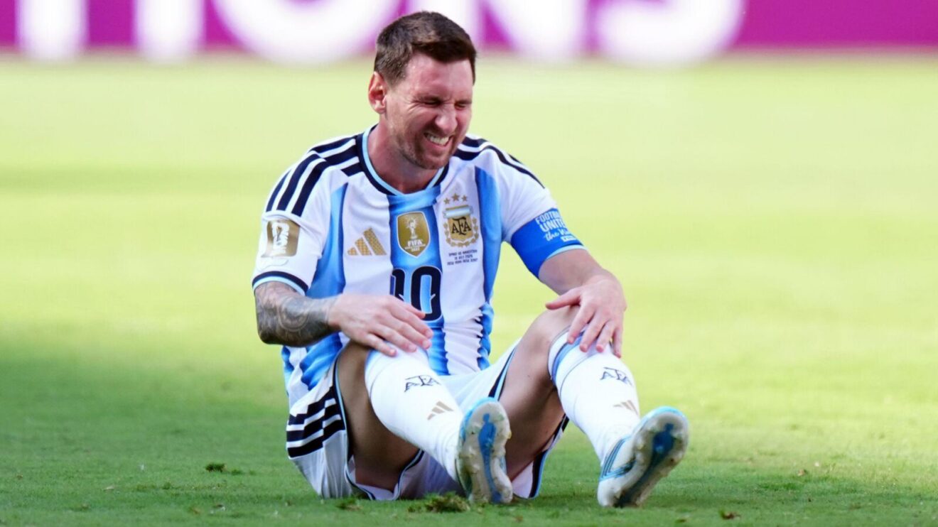 Lionel Messi sitting down in the World Cup final for Argentina