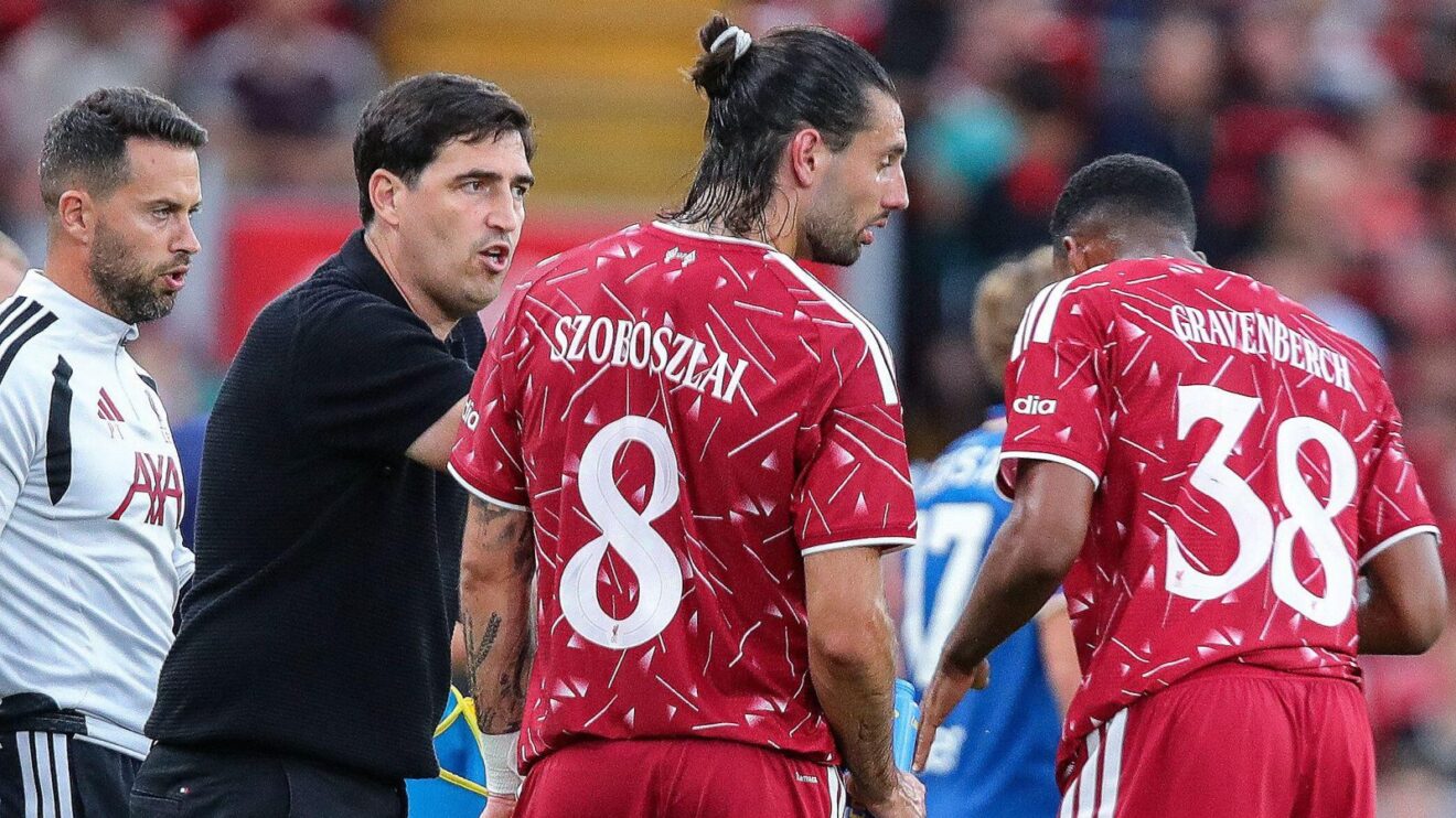Andoni Iraola with Liverpool players