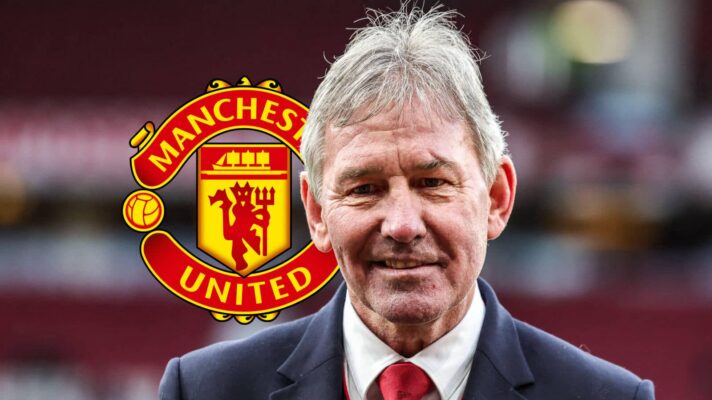 Bryan Robson with Man Utd badge