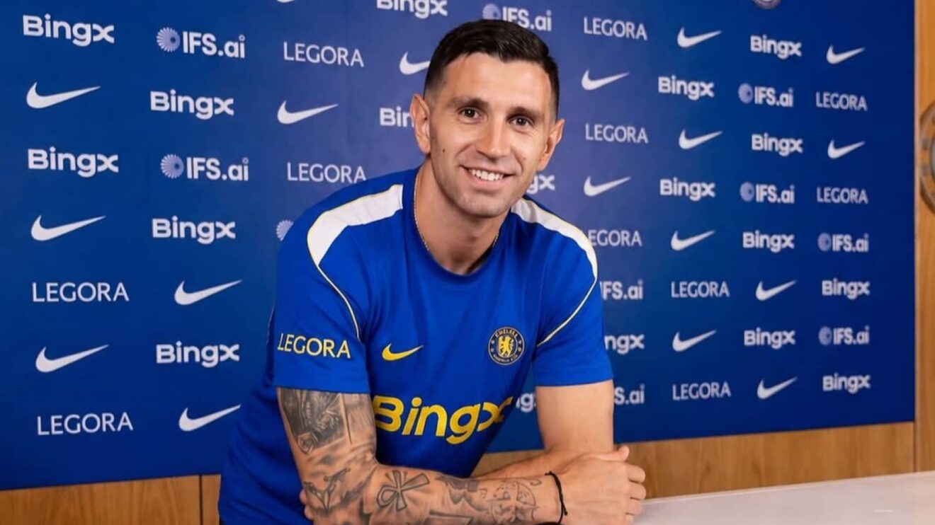 Emi Martinez announced by Chelsea